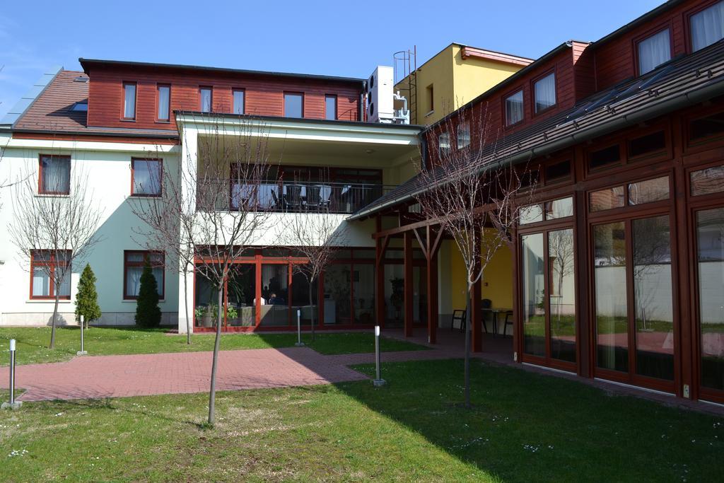 Althann Vendeghaz Es Konferencia Koezpont Vác Buitenkant foto
